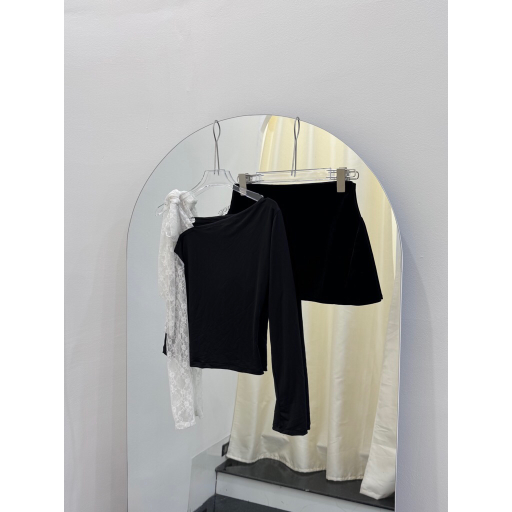 DOVIE STUDIO เสื้อยืดเปิดไหล่แขนลูกไม้ - Rina Top