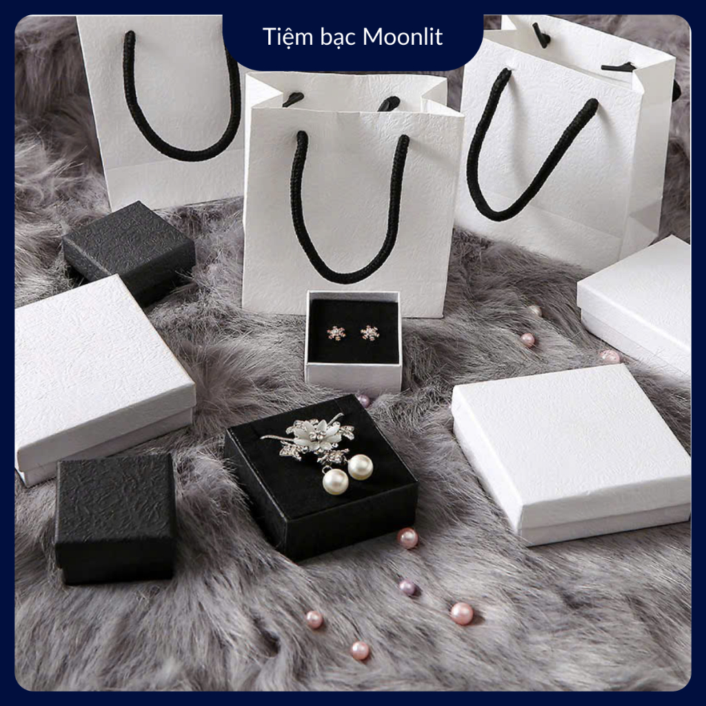 กล่องและกระเป๋าเครื่องประดับ Moonlit ขนาด 9cm x 9cm x 3cm MOONLIT SILVER