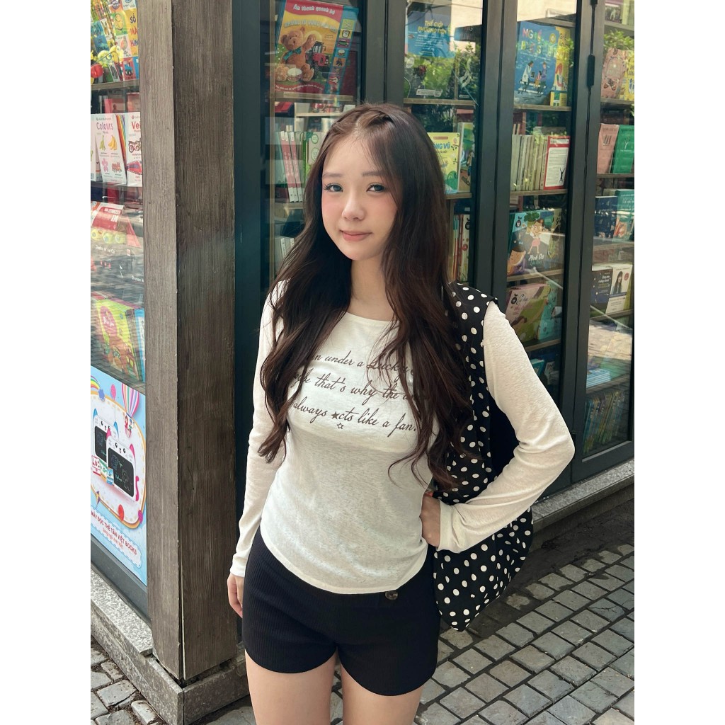Moodie - HONEY TOP | เสื้อยืดแขนยาวพิมพ์ลายกระดาษซีทรูผูกเชือกผ้าไหม