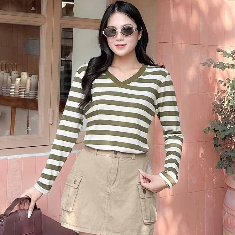 TOLI LHV82 เสื้อยืดแขนยาวคอเต่าผู้หญิง – ลายทางแนวนอน ทรงเข้ารูป ผ้าคอตตอนยืด