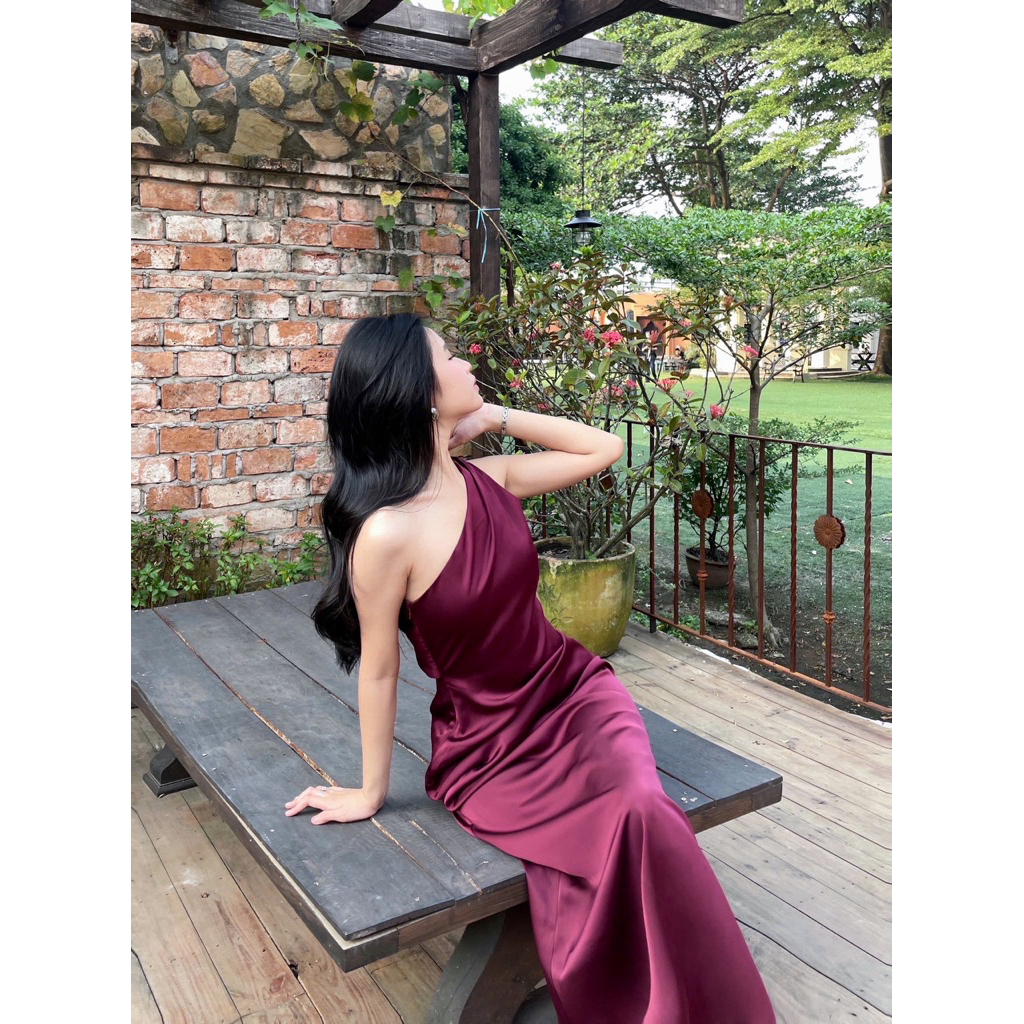เดรสยาวเปิดไหล่ไหมพรมสีเข้มเว้าหลัง