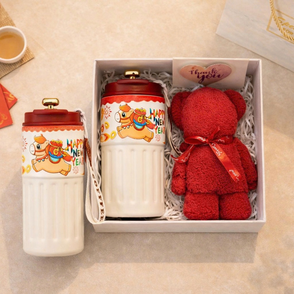 [พยายาม ของขวัญ 2026] ลายโชคดี 316 ชุดของขวัญกระติกน้ําร้อนสแตนเลสพร้อมผ้าพันคอหมีแดงของขวัญที่มีควา