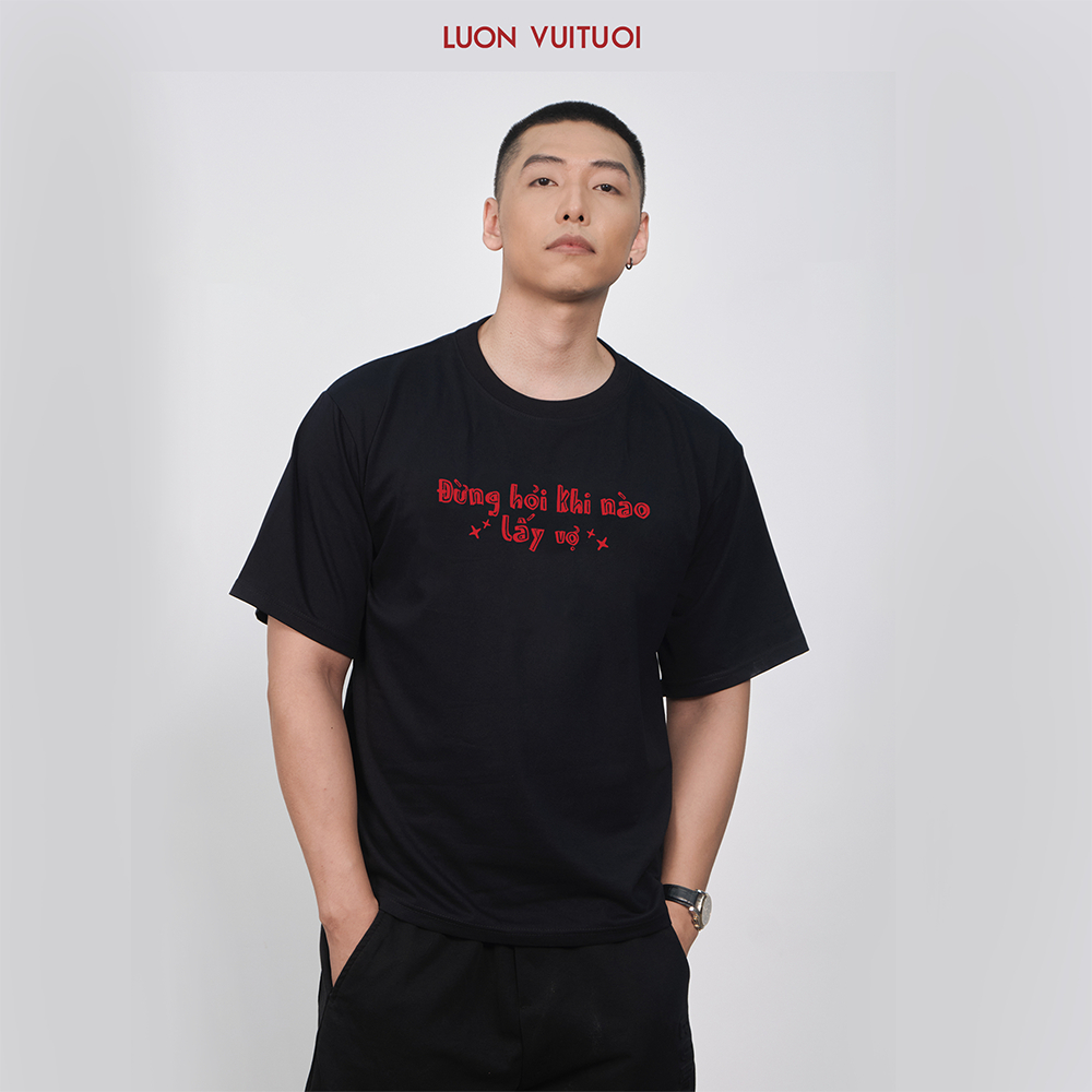 Relaxed Fit Nonsense Tet เสื้อยืด Luon Vutuoi ทั้งครอบครัว "อย่าถามเมื่อมากับภรรยา" สุขเสมอเพิ่มเติม