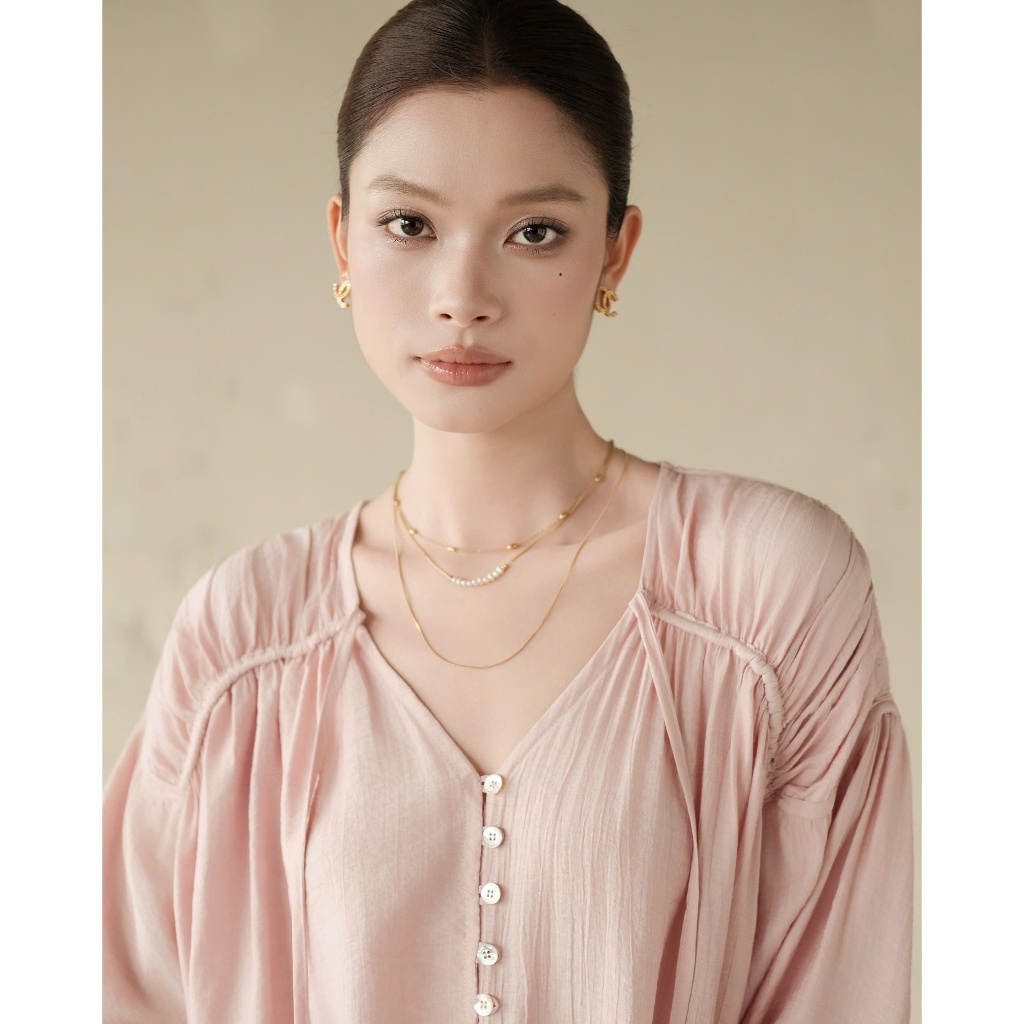 RUBIES Kayla Top - เสื้อเชิ้ตผ้าไหมผู้หญิงทรงหลวมแขนยาวคอวี