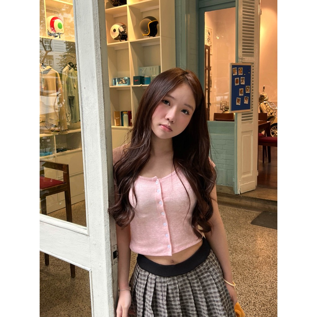 Moodie - MOCHI TOP | เสื้อยืดผ้าร่องเรียบติดกระดุมสีชมพูพาสเทล