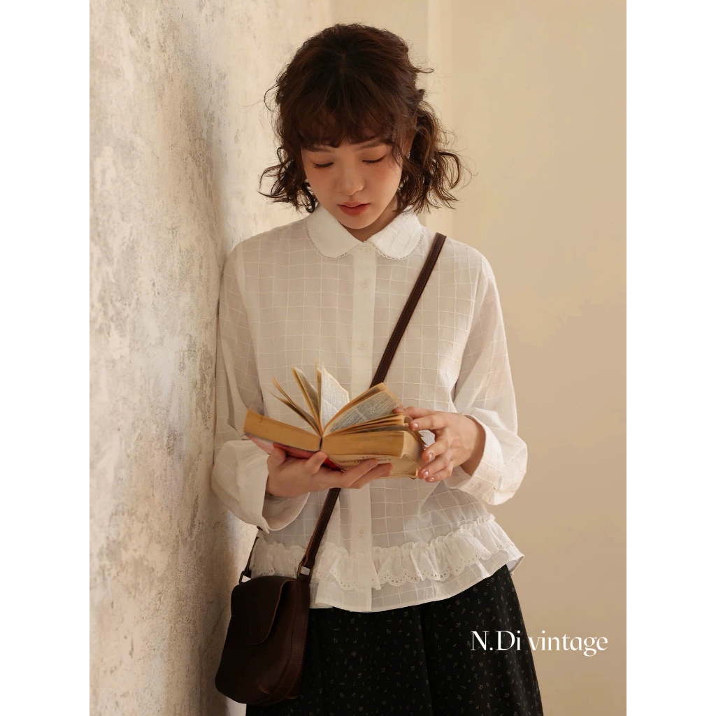 (QCC) DH84 DAHAN เสื้อเชิ้ตสีขาวคอปกระบาย – Vintage & Gentle