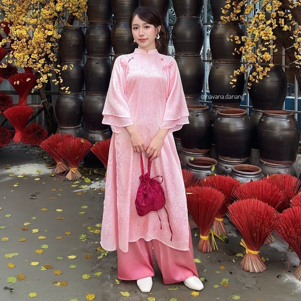(HAVANA) - HUE DI ผ้าไหม ao dai มีปุ่มคัตเอาท์และแขนบานสองชั้น พร้อมกางเกงผ้าซาติน AD199