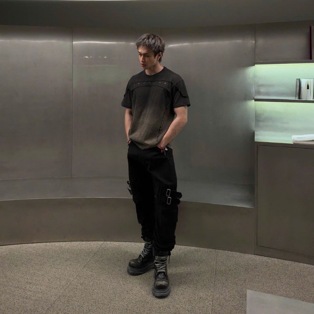 เสื้อยืดสีดํา GALLOP ITEMS และกางเกงโค้ง GUMADE