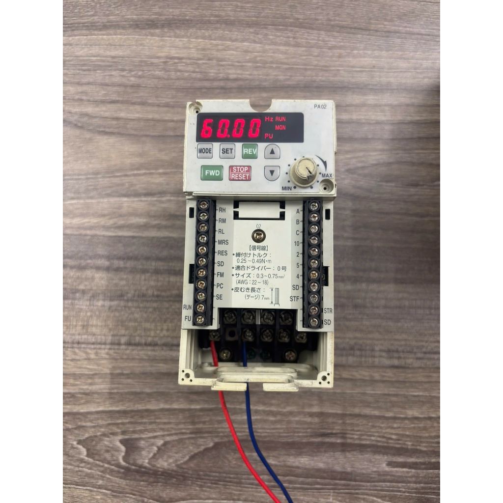 MITSUBISHI FR-E520-0.4KW อินเวอร์เตอร์ แหล่งกําเนิดแสง 220VAC ความจุ 0.4kW ถอดแยกชิ้นส่วน