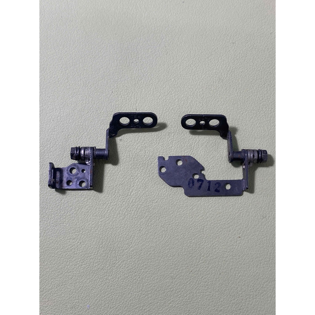 บานพับแล็ปท็อป Toshiba U840W ติดตั้งแล้ว