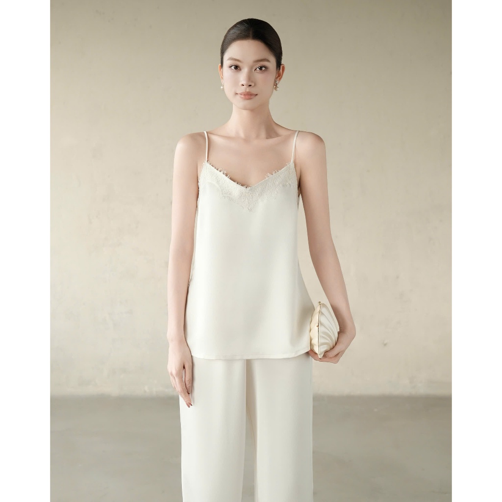 RUBIES Yuzu Top - เสื้อลูกไม้คอวีผ้าไหม 2 สายสําหรับผู้หญิง