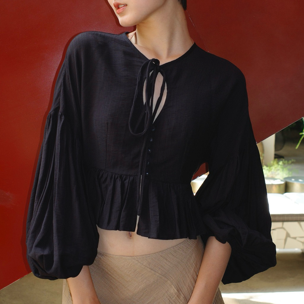 NeeNee long Puff Sleeve shirt ผ้าซิลค์หน้า แขนพัฟสีดํา Tie Front Crop Top ผ้าน้ําหนักเบา