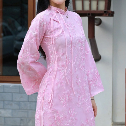 Hong Duh Ao Dai พร้อมด้ายปักไหม 4 เส้น คอตรงแบบดั้งเดิม - Ao Dai สําหรับ Tet 2026 - Van Yen Ao Dai V