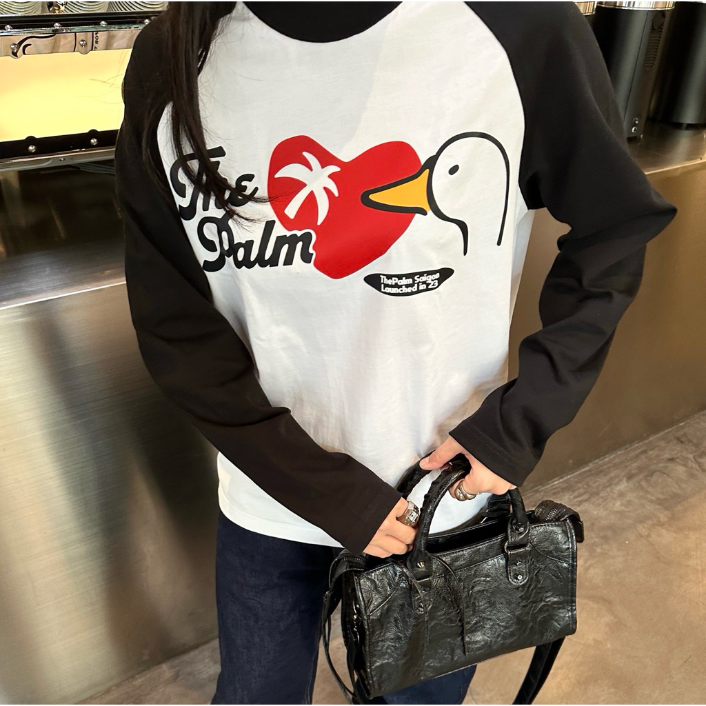 ThePalm sinko Official - เสื้อยืดแขนยาว Raglan "MR. กาว" ไม่จํากัดเพศ สีขาว/สีดําสําหรับผู้ชายและผู้หญิง
