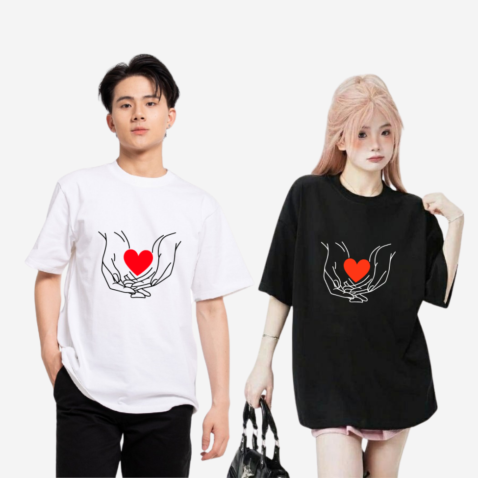 เสื้อยืดผู้ใหญ่คู่รักผ้าฝ้าย 100% มือหัวใจสีแดง 2 ตัว เสื้อยืดคู่รักชายและหญิง Basic Loose Format - 