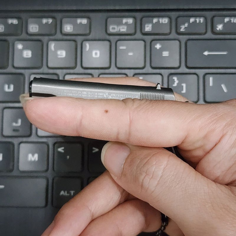 พวงกุญแจของเล่นโลหะรุ่น COT 1911 สเกล 13