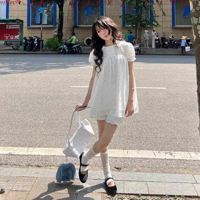 LUMI CHIC เสื้อเชิ้ต babydoll ผู้หญิงคอเหลี่ยมและแขนพัฟ ปักลายดอกไม้ ทรงหลวม ผ้าฝ้ายปักอ่อน LM-BBD01