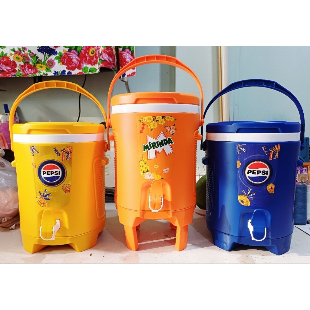 กระติกน้ําแข็งพลาสติก Hiep Thanh พร้อมขาตั้งและพวย 6L 2025 (Peppsi, Mirinda gift)