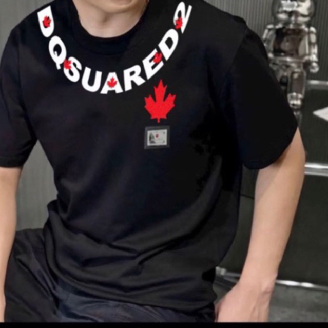 [PRINT LOGO] เสื้อยืดผู้ชายและผู้หญิง สร้อยคอตัวอักษร Dsq ผสมโลโก้ใบไม้สีแดงพิมพ์เสื้อยืด unisex
