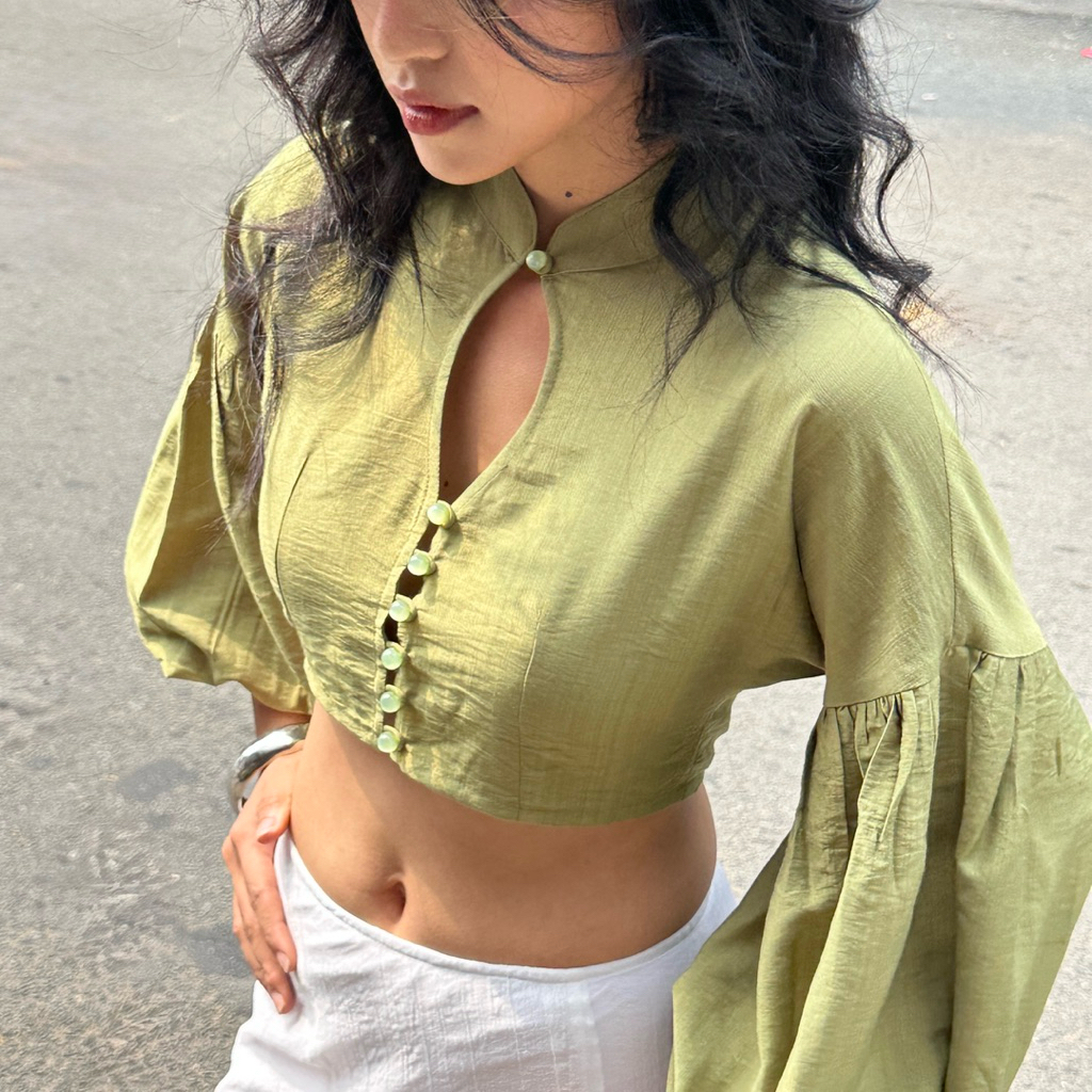 3 สี | Neen Keyhole Button Crop Top เสื้อเชิ้ตแขนพัฟตัวยาวมีคัตเอาท์หน้าอก บาง ผ้าไหมอ่อน ตาแมว ปุ่มเน้นๆ