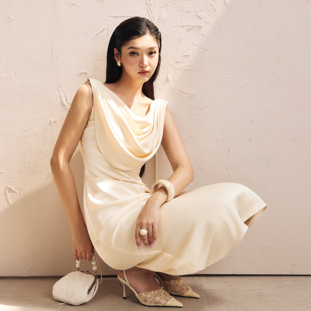 DARLING.ISM - เดรสผ้าไหมยาวคอตัก Soul Dress ในผ้าไหมสีครีม