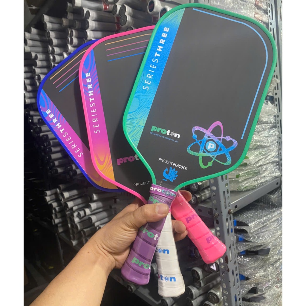 Proton Series 3 ไม้ Pickleball Flamingo Super Rough Carbon Surface มาพร้อมผ้าพันกริป 2 ชิ้น