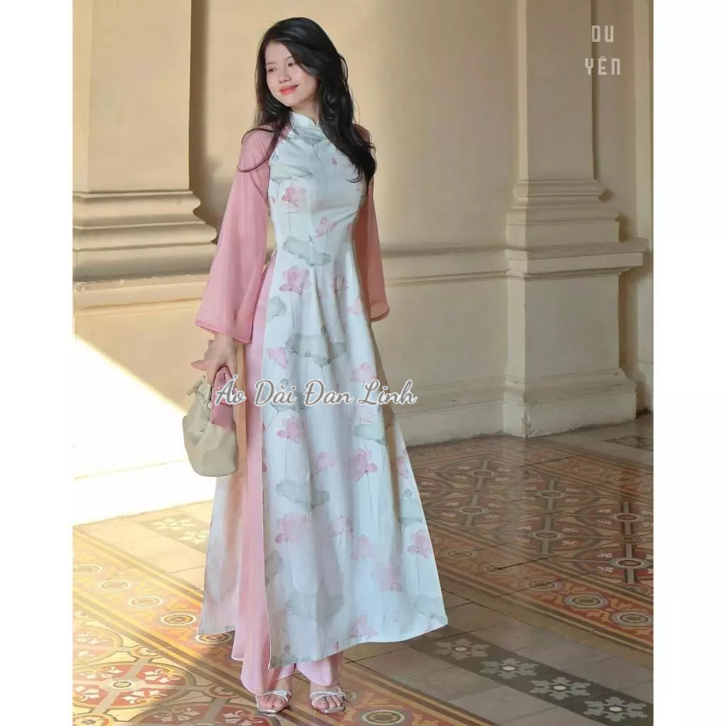 Ao Dai ทันสมัยพิมพ์ลายดอกบัวที่สวยงามและอ่อนโยน - Dan Linh Ao Dai