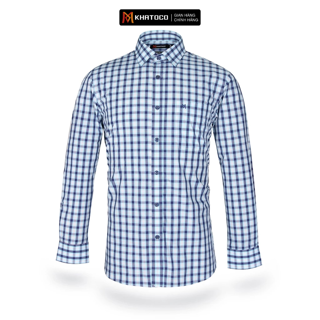 KHATOCO เสื้อเชิ้ตแขนยาวผู้ชายรูปแบบ Tailor Fit รหัสลายตารางหมากรุกสีน้ําเงิน A1MD398T1-CNCR168-2410