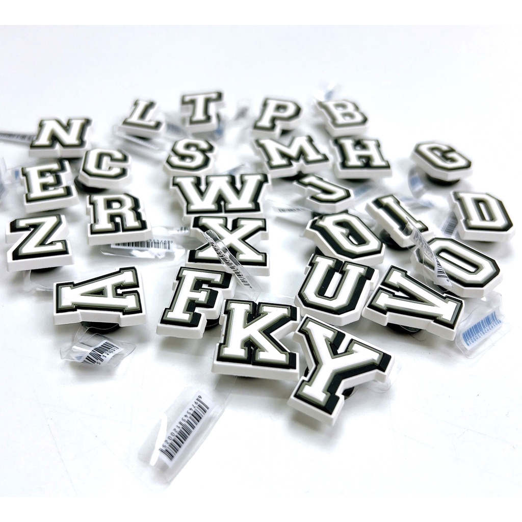 [letters] เครื่องราง Jibbitz พร้อมตัวอักษรสวยงามแนบกับรองเท้าแตะ Cross aoibaby